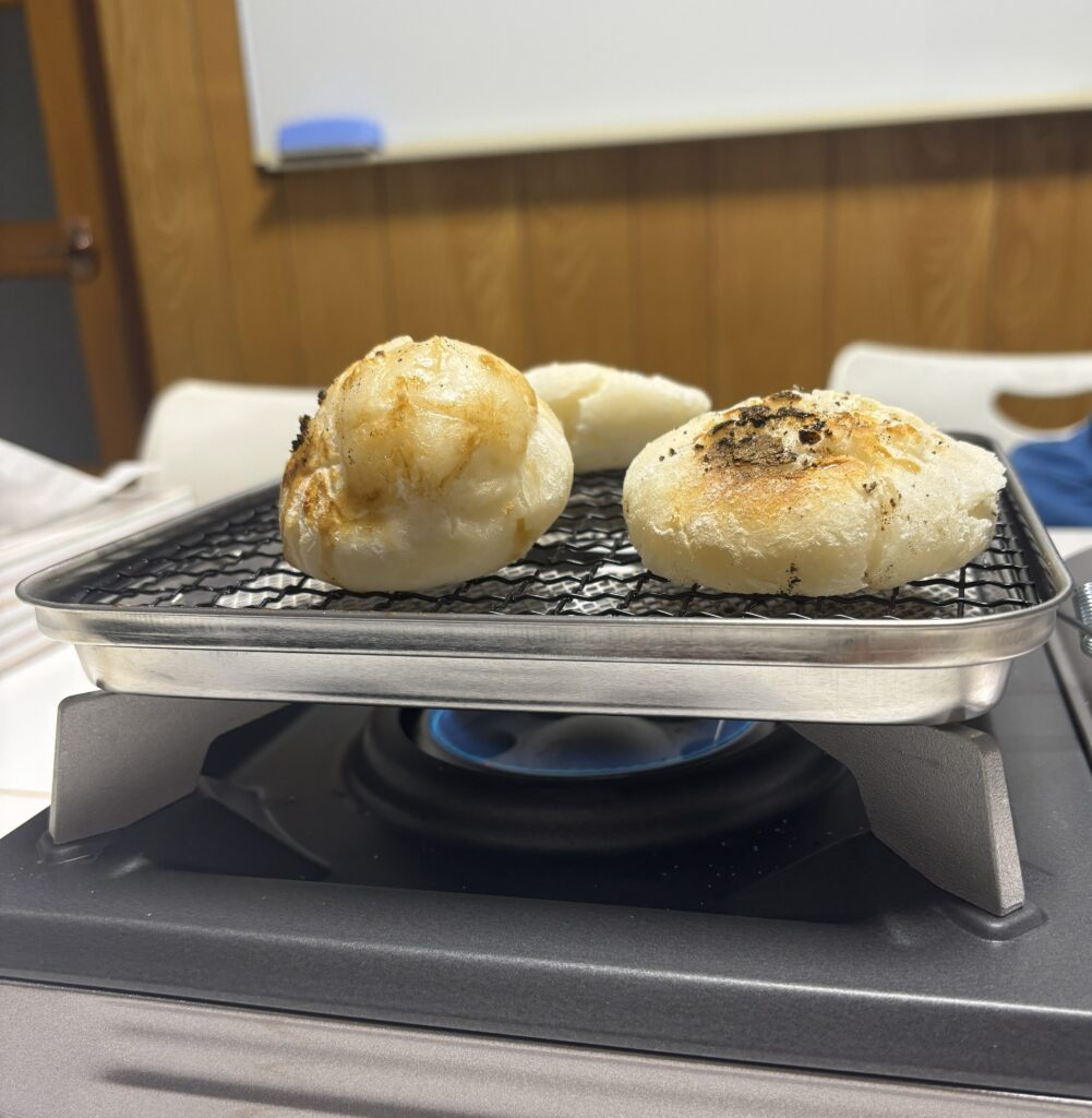 新年のスタートを切る第1回目の活動の中で、お餅を焼いてみんなで食べました。