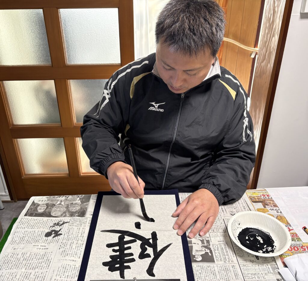 新春書き初め大会でのスタッフの取り組みショットです。