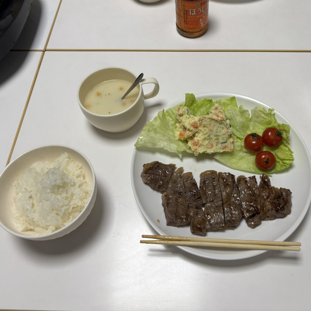 お誕生日会のメインです。ステーキランチが完成しました!