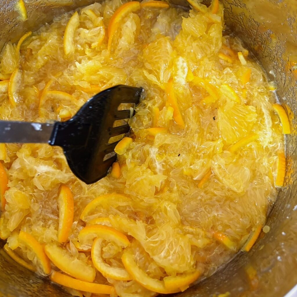 おいしいマーマレードができますように!しっかり煮詰めていきます。