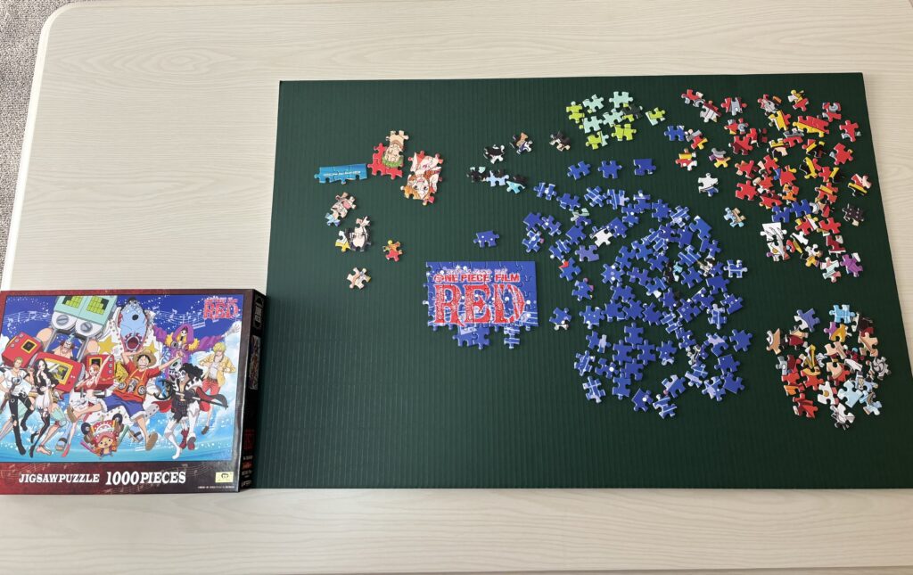 小学生は1000ピースのジグソーパズルに挑戦しています。