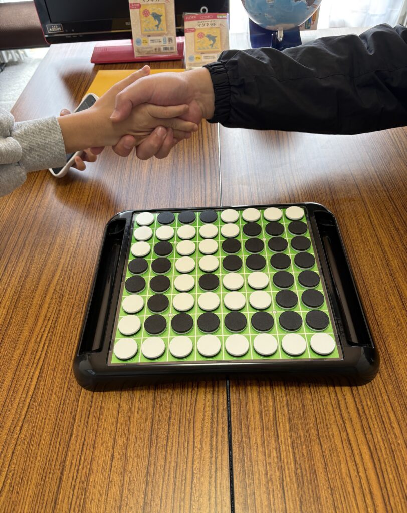 アイスブレイクでオセロ対決しました。なんと引き分け！
