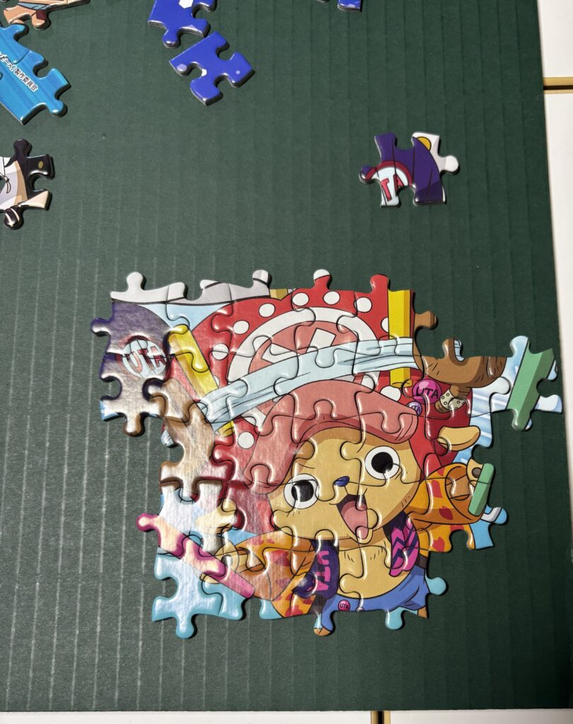 みんなでパズルに取り組んでいます。協力することの大切さを学んでいます。
