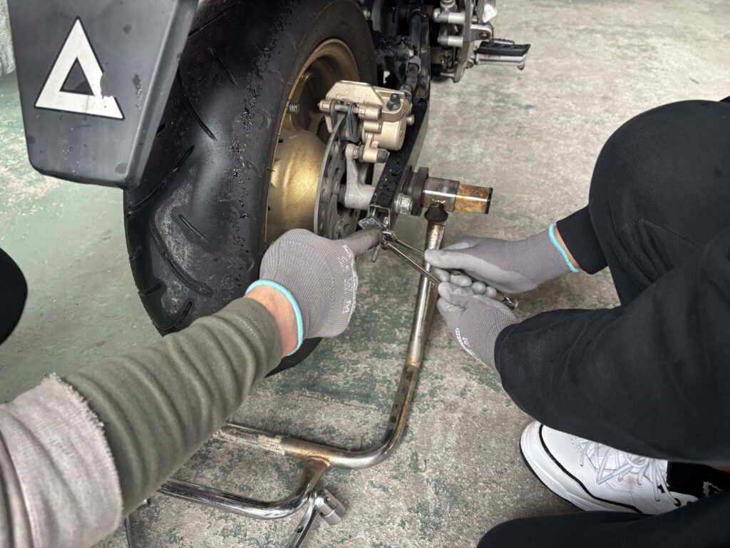 自動車整備工場でバイクのタイヤ交換を体験しました。