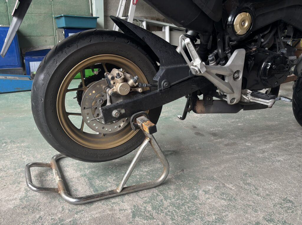 職業体験で自動車整備工場へ見学に行きました。