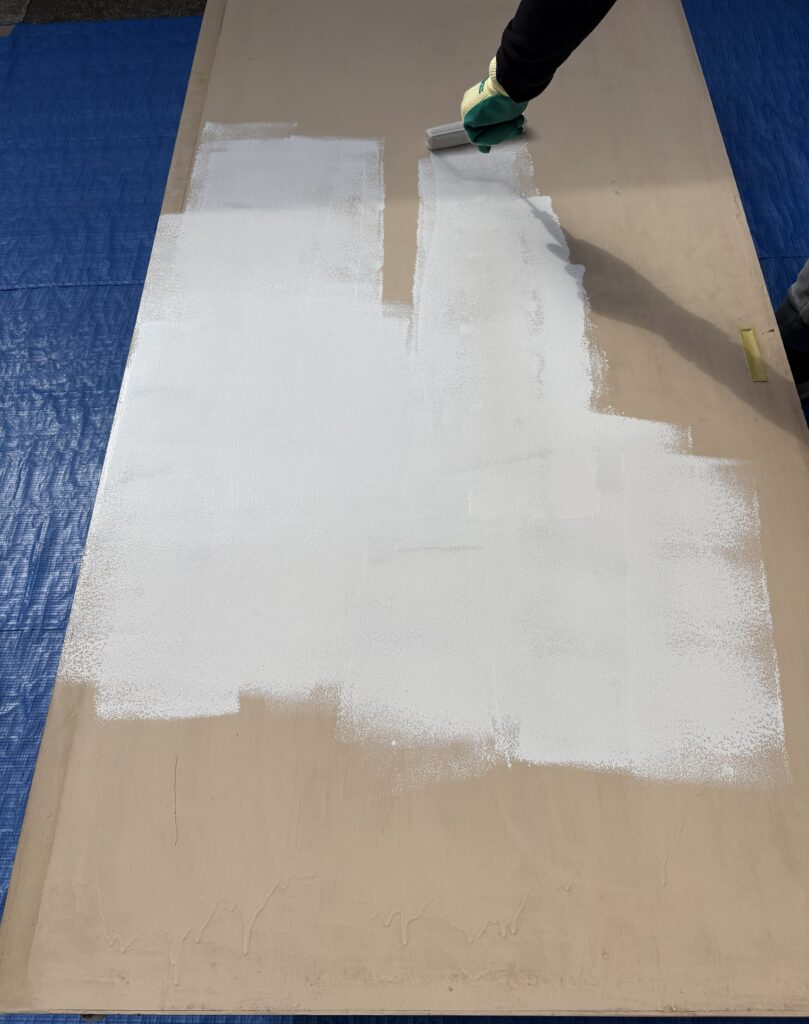 ローラーで丁寧にペンキを塗っていきます。