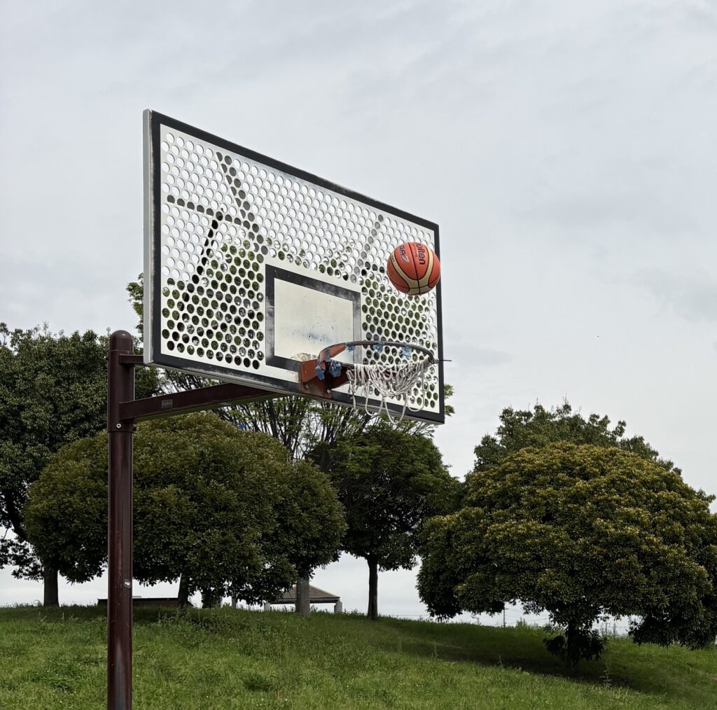 午前中のスポーツの時間が楽しみです。心地良い風を感じながらバスケットボールの練習をしました。