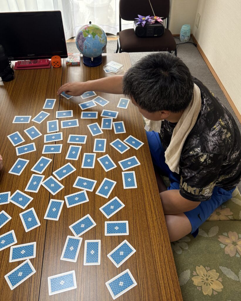 トランプを使って記憶力ゲームをしました。児童生徒の若さには勝てません!